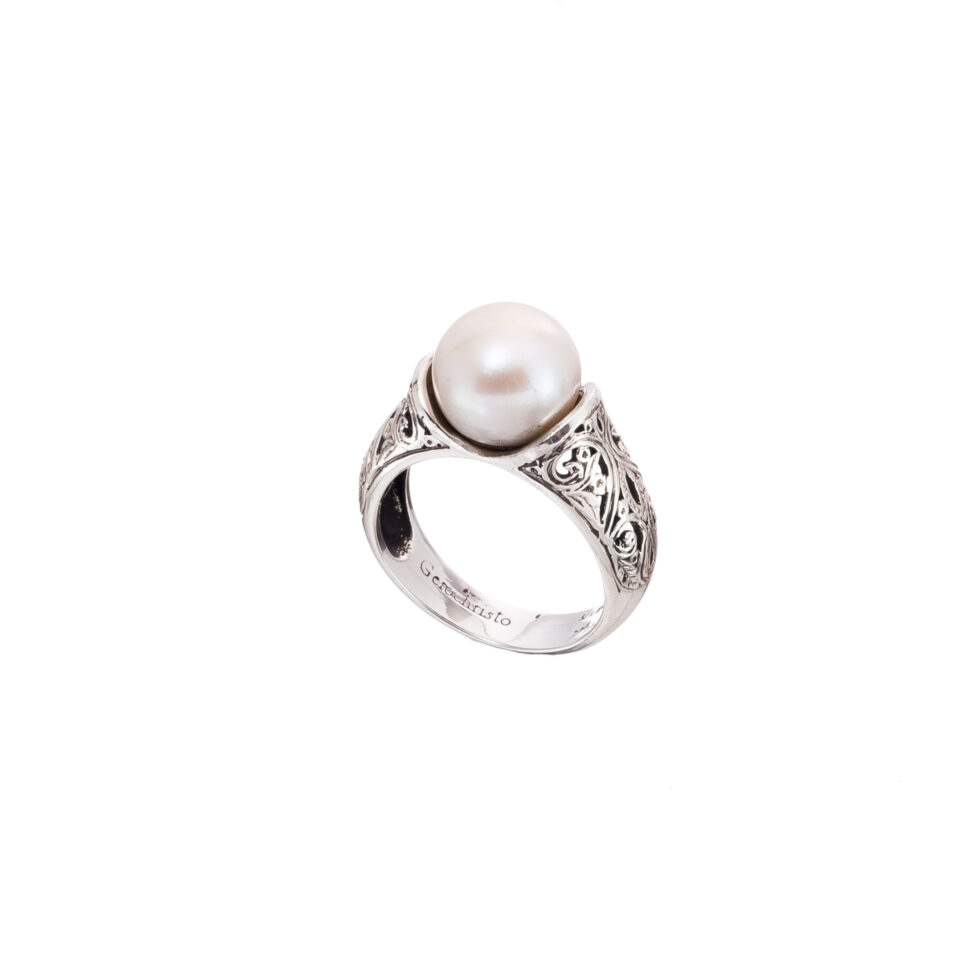 Classic pearl ring in Sterling Silver